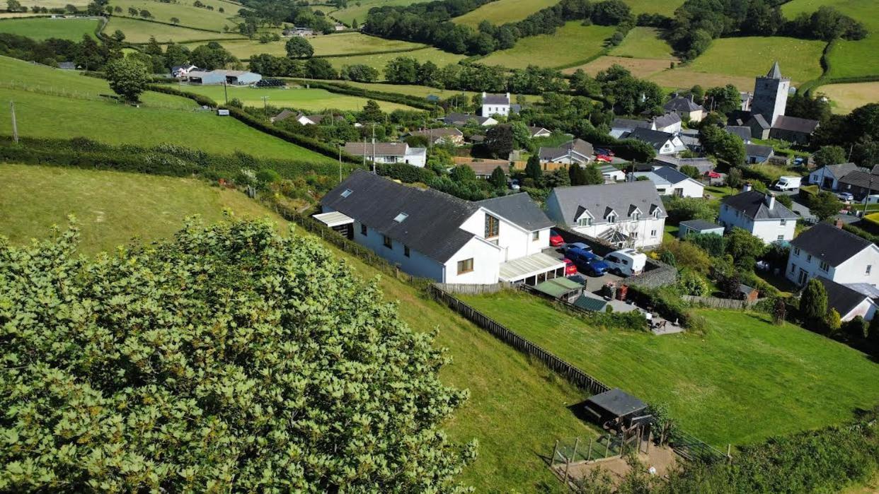 Y Grange Bed & Breakfast Llanfihangel-y-Creuddyn Exterior photo